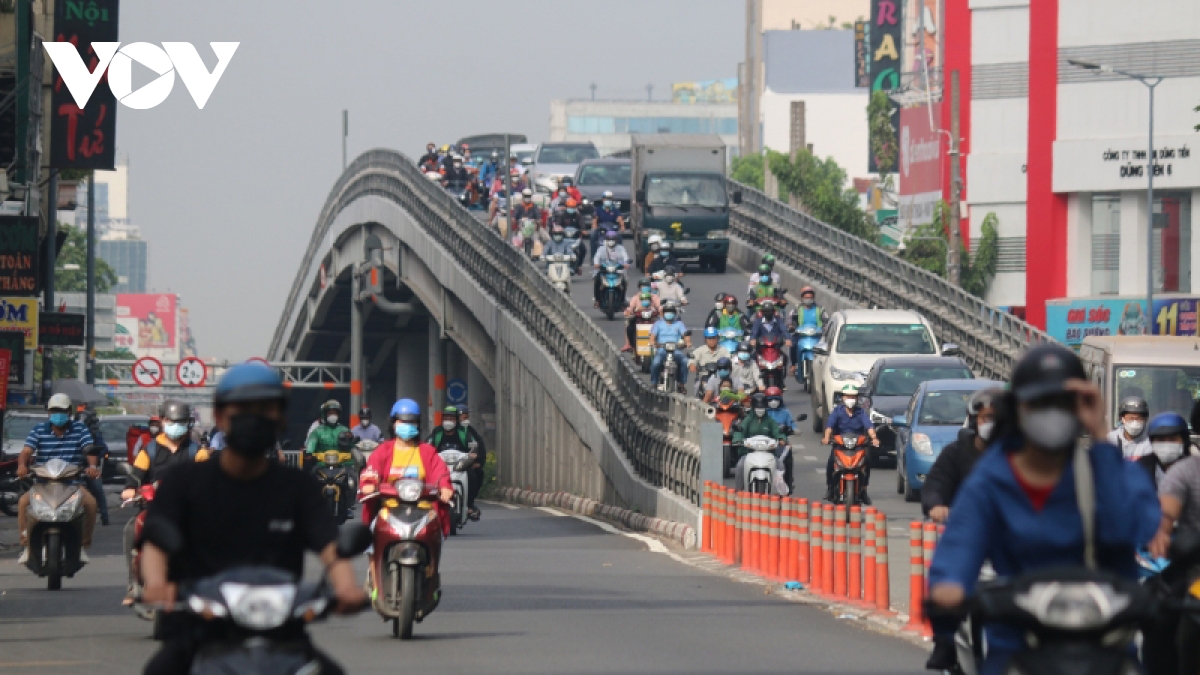 Giao thông TP.HCM thông thoáng trong ngày đầu trở lại làm việc